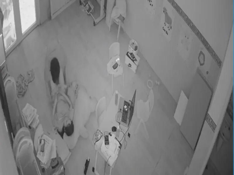 Lộ clip trả bài cùng người yêu tại phòng khách