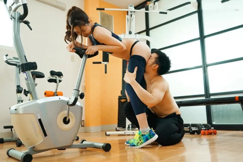 Xin ông xã đi tập gym, bà xã địt trộm với anh pt