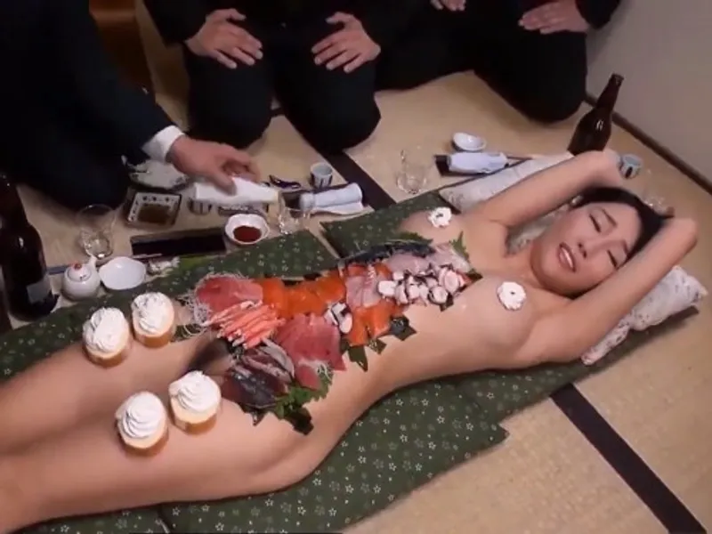 Cô tiền bối dâm và những anh chàng được thưởng thức đồ lạ