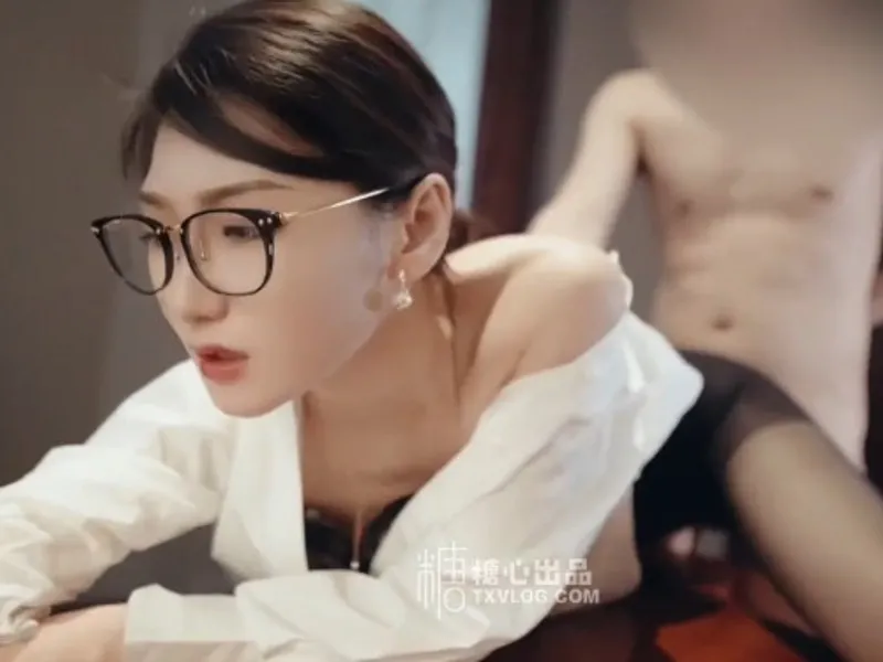 Vào phòng riêng được cấp trên nữ nứng lồn bú của quý cho