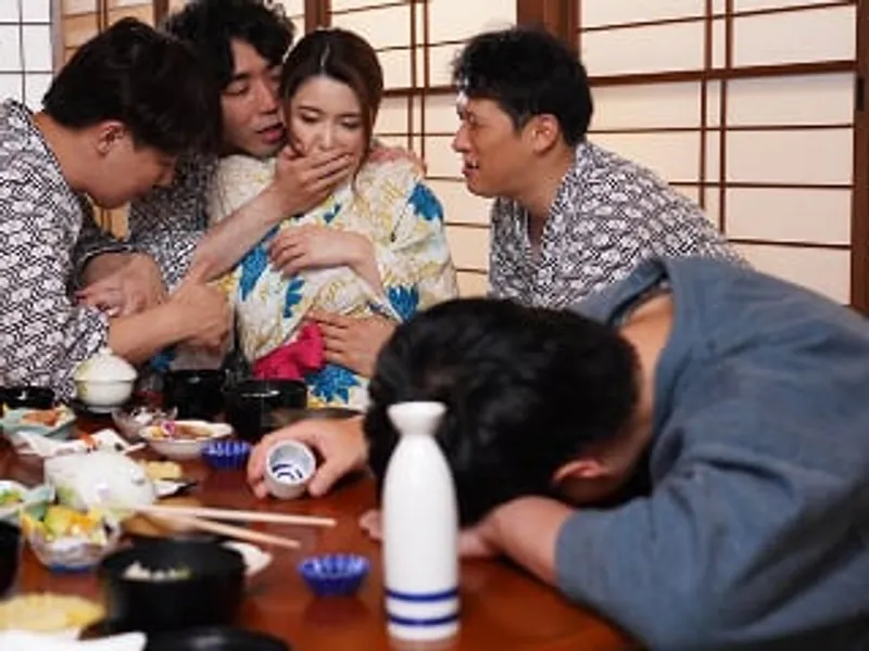 đưa vợ đi suối nước nóng, chồng không biết vợ yêu bị người khác nắc sấp mặt