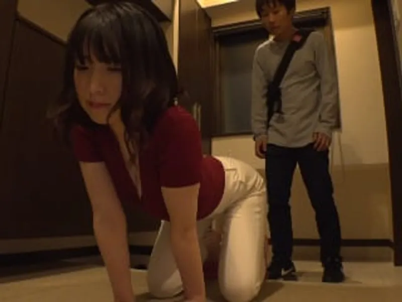 Người chồng lo làm việc, người vợ ở nhà vụng trộm với cậu thanh niên phòng bên