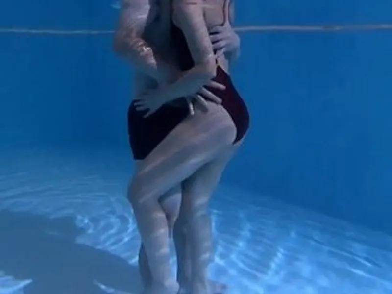 Chồng lạnh nhạt, người vợ địt trộm với hlv dạy bơi