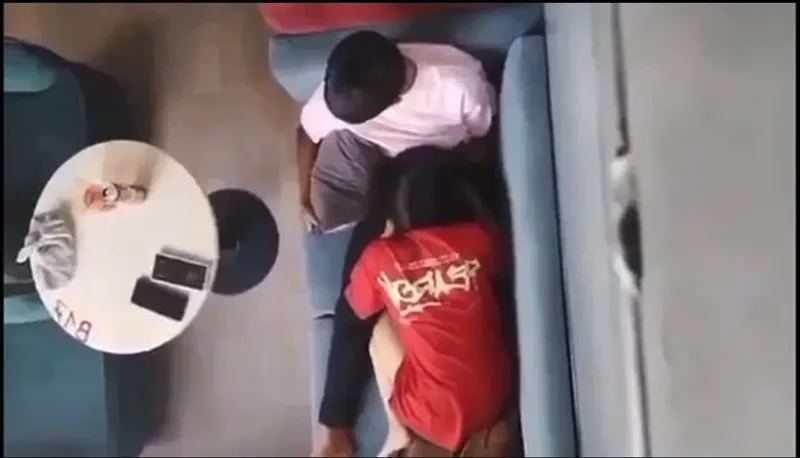 Quay lén người yêu liếm bú cho bồ nơi công cộng