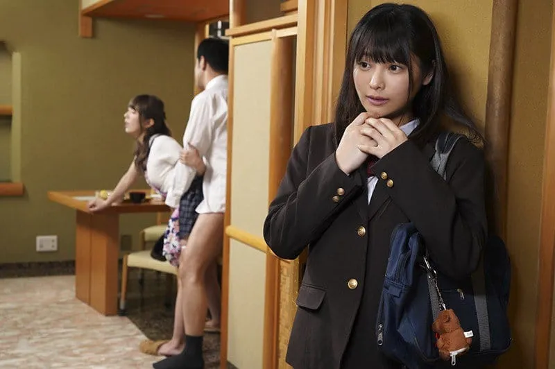 Hoa nhỏ riêng thấy thèm khi nhìn trộm bố dượng đụ mẹ