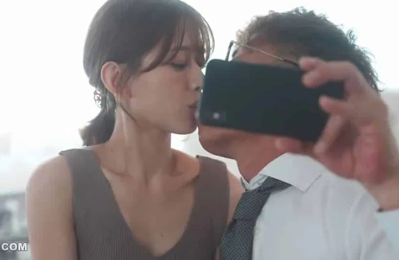 Thấy vợ yêu hơi lạ, chồng yêu xem điện thoại cô vợ và thấy cảnh nện với tiền bối của mình