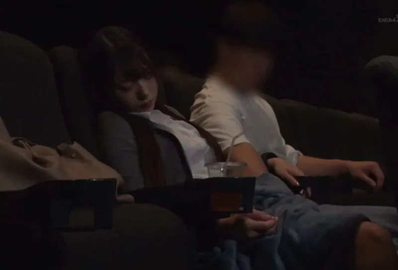 Thanh niên tranh thủ móc bím bạn gái văn phòng ngủ gục ở rạp phim