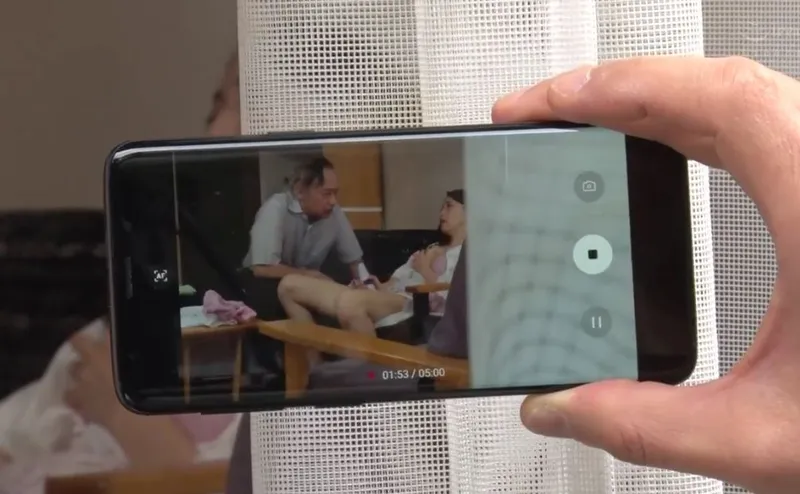 Con dâu gian díu với bố người chồng bị gã quản lý khu phố phát hiện