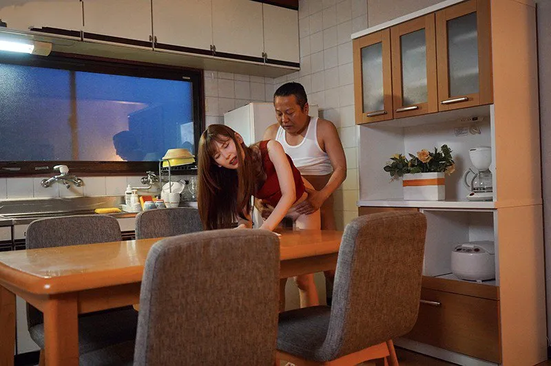 Con gái bị chồng yêu mới của má nắc mỗi ngày, cho dù đã có người yêu