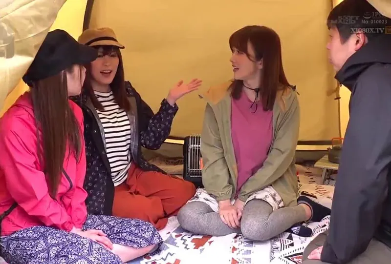 Chuyện lạ đời, gã chồng thay cô vợ đi cắm trại với mấy cô bạn của vợ yêu ở khu phố…