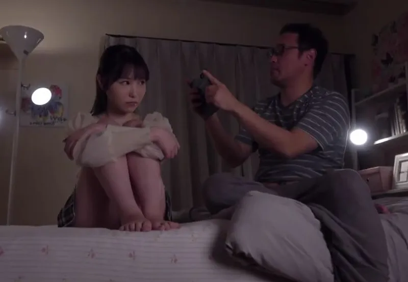 Mẹ tái hôn, con mèo nhỏ khốn khó bị bố dượng đâm cả lỗ trên lẫn lỗ dưới