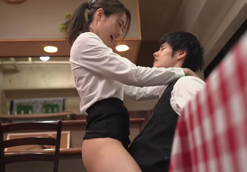 Cậu trai trẻ làm tình cô đồng nghiệp có chồng nhưng người chồng “yếu”