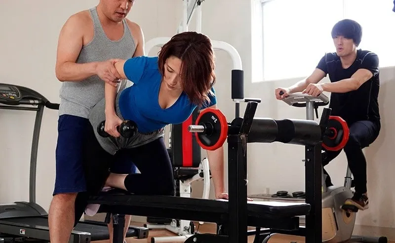 Gã chồng phát hiện người vợ "đi ngoài" với huấn luyện viên thể hình