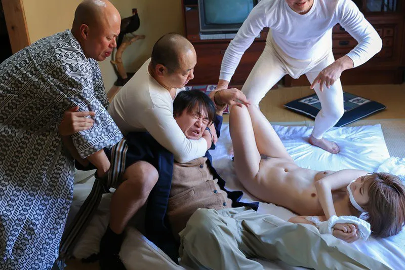 Người chồng nhìn vợ yêu bị những tên tù vượt ngục cưỡng hiếp