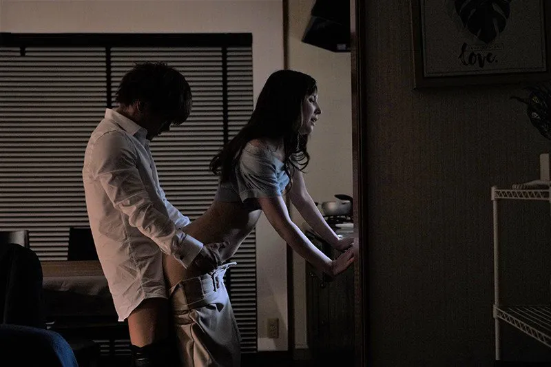 Tiền bối đi làm ăn, cậu nhân viên đến nhà xoạc vợ ông ấy