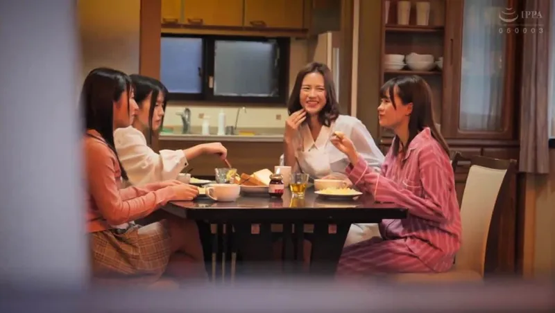 Bố đi vắng, 4 cục cưng ở nhà bị những tên côn đồ để ý tới