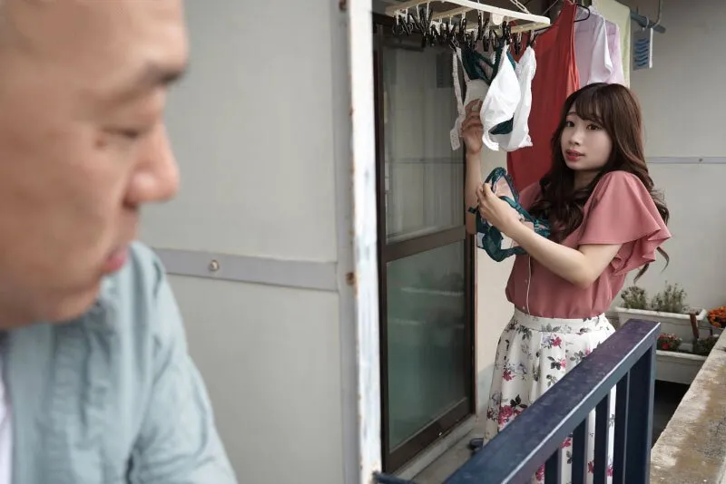 Gã cạnh nhà chuyên soi mói và cặp vợ yêu ông xã thường xuyên rên la quá to