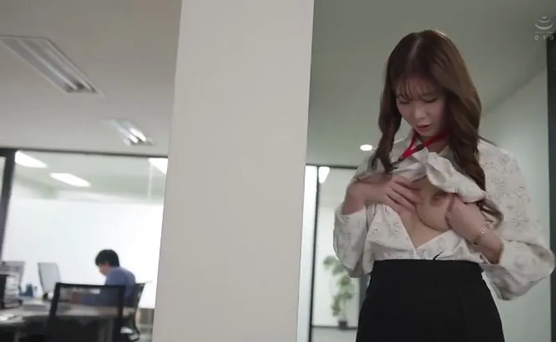 Bí ẩn đằng sau cô nhân viên có vẻ ngoài nghiêm nghị nhưng thực chất là "nữ thần dâm đãng"