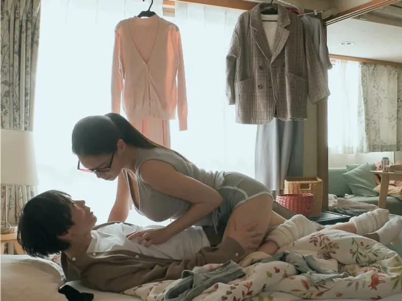 được chị nhà sát bên "an ủi" khi nhân tình đi ngoại tình